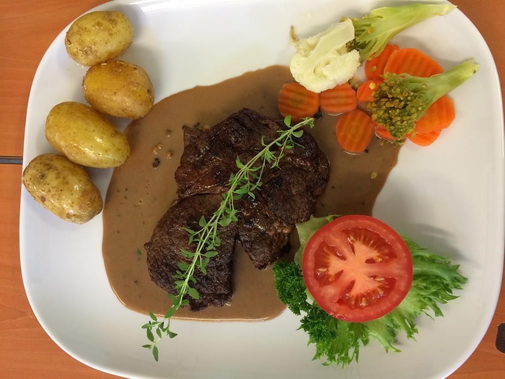 Brekkestranda Fjordhotel Brekke  Екстериор снимка